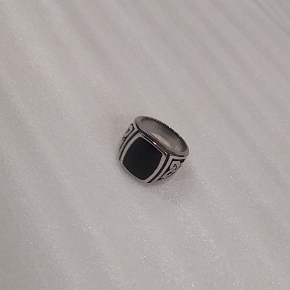 Trinity Celtic knot Men's signet ring size 8.5. Stainless steel and enamel.